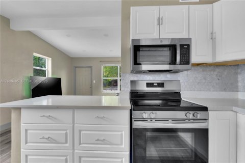 House in Hollywood, Florida 3 bedrooms, 79.06 sq.m. № 2087077 - photo 8