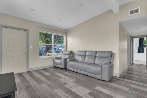 House in Hollywood, Florida 3 bedrooms, 79.06 sq.m. № 2087077 - photo 13