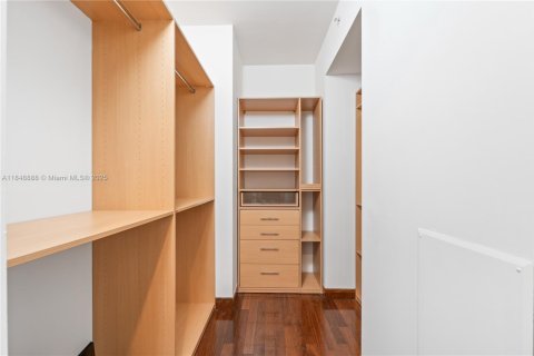 Condo in Miami, Florida, 2 bedrooms  № 1979945 - photo 13