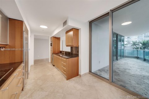 Condo in Miami, Florida, 2 bedrooms  № 1979945 - photo 9