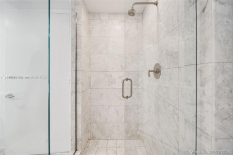 Condo in Miami, Florida, 2 bedrooms  № 1979945 - photo 15