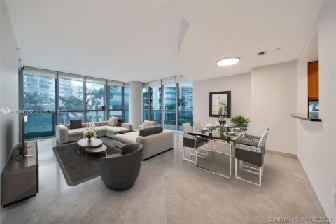 Condo in Miami, Florida, 2 bedrooms  № 1979945 - photo 3