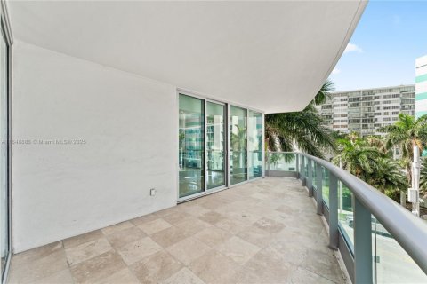Condo in Miami, Florida, 2 bedrooms  № 1979945 - photo 22
