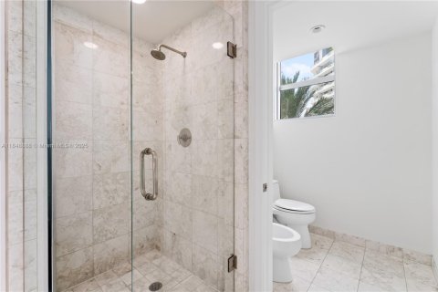 Condo in Miami, Florida, 2 bedrooms  № 1979945 - photo 26