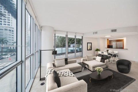 Condo in Miami, Florida, 2 bedrooms  № 1979945 - photo 4