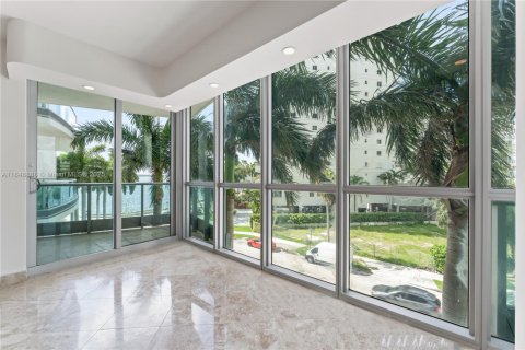 Condo in Miami, Florida, 2 bedrooms  № 1979945 - photo 2