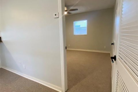 Commercial property in Saint Petersburg, Florida 3 bedrooms, 141.68 sq.m. № 1829295 - photo 18