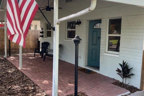 Commercial property in Saint Petersburg, Florida 3 bedrooms, 141.68 sq.m. № 1829295 - photo 1