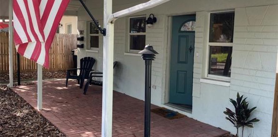 Commercial property in Saint Petersburg, Florida 3 bedrooms, 141.68 sq.m. № 1829295