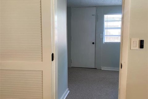 Commercial property in Saint Petersburg, Florida 3 bedrooms, 141.68 sq.m. № 1829295 - photo 14