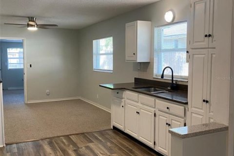 Commercial property in Saint Petersburg, Florida 3 bedrooms, 141.68 sq.m. № 1829295 - photo 12