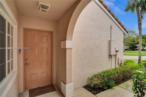 Townhouse in Miramar, Florida 2 bedrooms, 95.69 sq.m. № 1998543 - photo 2
