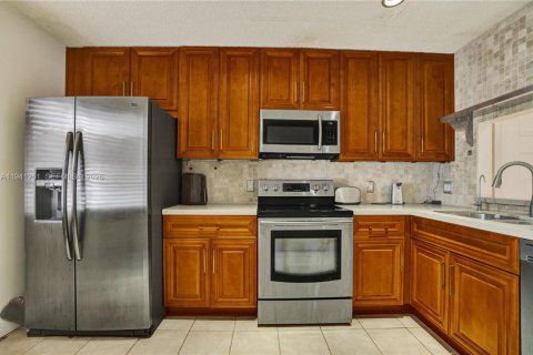 Townhouse in Miramar, Florida 2 bedrooms, 95.69 sq.m. № 1998543 - photo 6