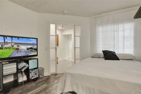 Townhouse in Miramar, Florida 2 bedrooms, 95.69 sq.m. № 1998543 - photo 7