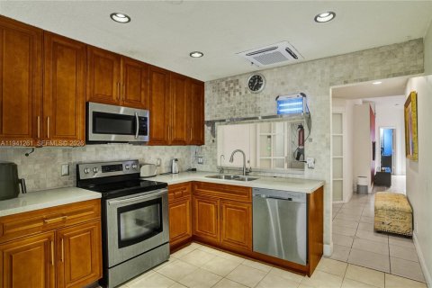 Townhouse in Miramar, Florida 2 bedrooms, 95.69 sq.m. № 1998543 - photo 5