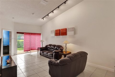 Townhouse in Miramar, Florida 2 bedrooms, 95.69 sq.m. № 1998543 - photo 10