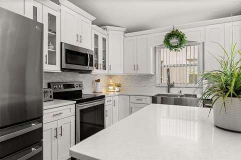 House in Davenport, Florida 4 bedrooms, 177.26 sq.m. № 1914318 - photo 13