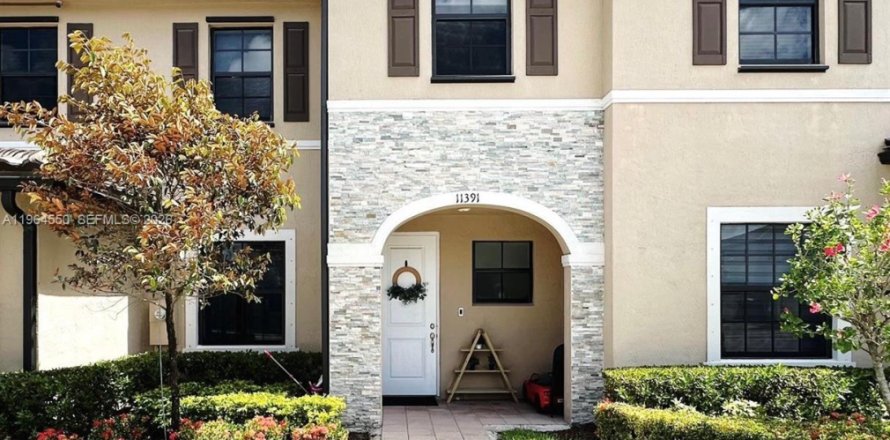 Townhouse in Homestead, Florida 3 bedrooms, 138.24 sq.m. № 2026177