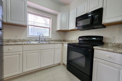 Casa en alquiler en Miami, Florida, 2 dormitorios, 102.19 m2 № 1995353 - foto 6