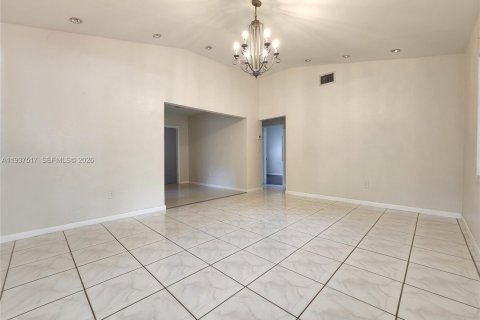 Casa en alquiler en Miami, Florida, 2 dormitorios, 102.19 m2 № 1995353 - foto 3