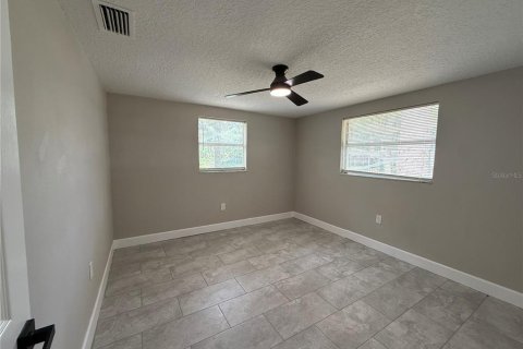 House in New Port Richey, Florida 3 bedrooms, 107.02 sq.m. № 2157436 - photo 11