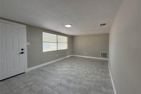 House in New Port Richey, Florida 3 bedrooms, 107.02 sq.m. № 2157436 - photo 13