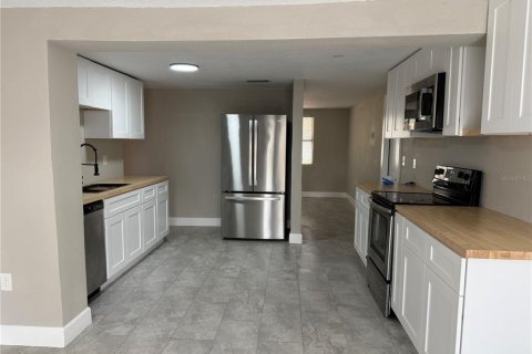 House in New Port Richey, Florida 3 bedrooms, 107.02 sq.m. № 2157436 - photo 6