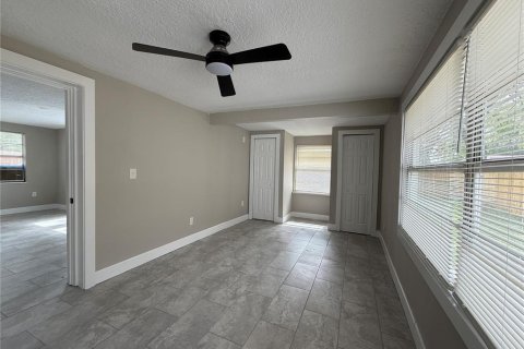 House in New Port Richey, Florida 3 bedrooms, 107.02 sq.m. № 2157436 - photo 9