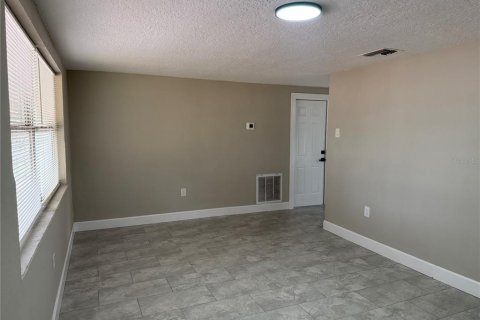 House in New Port Richey, Florida 3 bedrooms, 107.02 sq.m. № 2157436 - photo 15