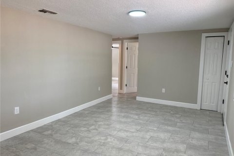 House in New Port Richey, Florida 3 bedrooms, 107.02 sq.m. № 2157436 - photo 10