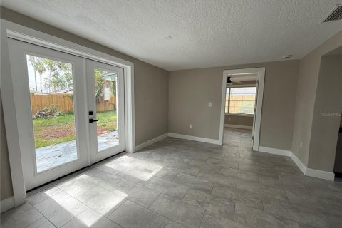 House in New Port Richey, Florida 3 bedrooms, 107.02 sq.m. № 2157436 - photo 8