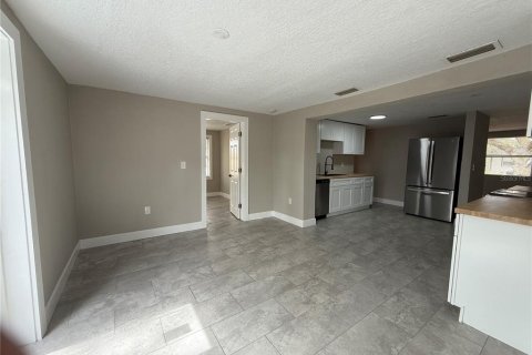 House in New Port Richey, Florida 3 bedrooms, 107.02 sq.m. № 2157436 - photo 5