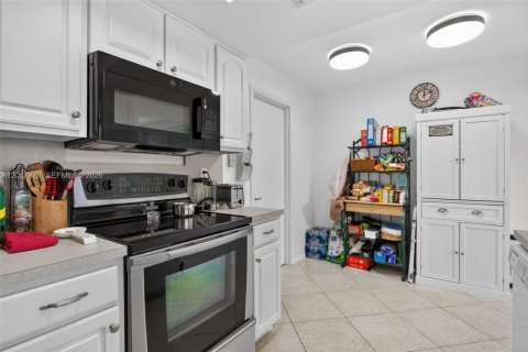 House in Pompano Beach, Florida 2 bedrooms, 112.13 sq.m. № 2248684 - photo 13