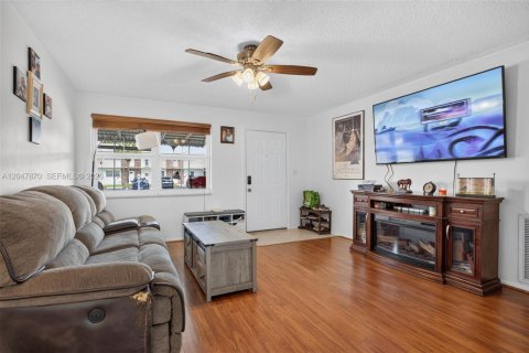 House in Pompano Beach, Florida 2 bedrooms, 112.13 sq.m. № 2248684 - photo 6