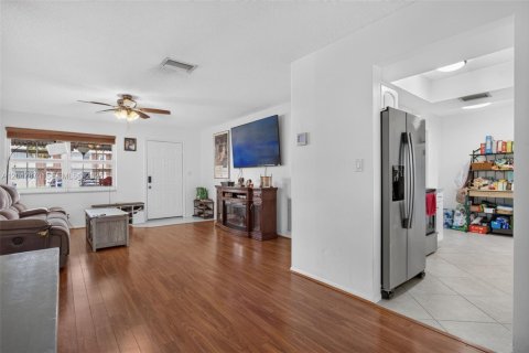 House in Pompano Beach, Florida 2 bedrooms, 112.13 sq.m. № 2248684 - photo 9
