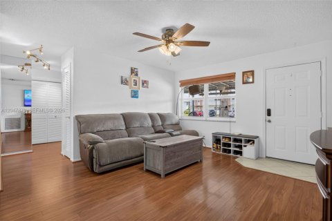 House in Pompano Beach, Florida 2 bedrooms, 112.13 sq.m. № 2248684 - photo 7