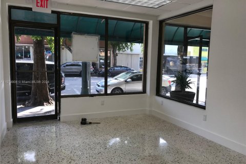 Tienda en alquiler en Miami, Florida № 1208235 - foto 1