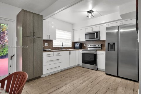 Adosado en venta en Miami, Florida, 4 dormitorios, 170.94 m2 № 1921812 - foto 5