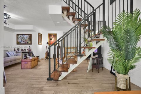 Adosado en venta en Miami, Florida, 4 dormitorios, 170.94 m2 № 1921812 - foto 2