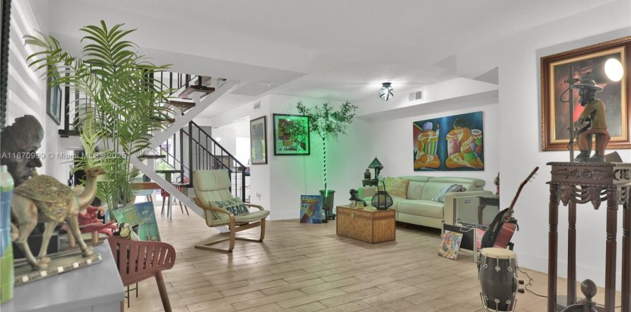 Adosado en Miami, Florida 4 dormitorios, 170.94 m2 № 1921812