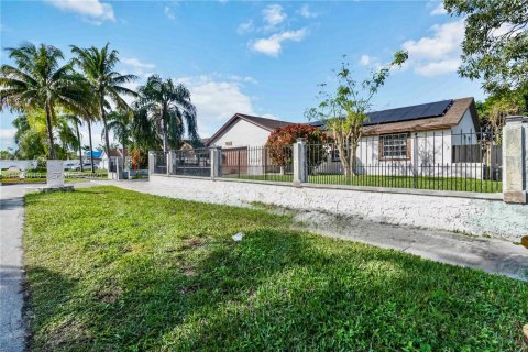 Casa en venta en Homestead, Florida, 4 dormitorios, 192.4 m2 № 1988458 - foto 1