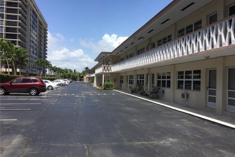 Condo in Hallandale Beach, Florida, 1 bedroom  № 2363536 - photo 11