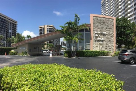 Condo in Hallandale Beach, Florida, 1 bedroom  № 2363536 - photo 12