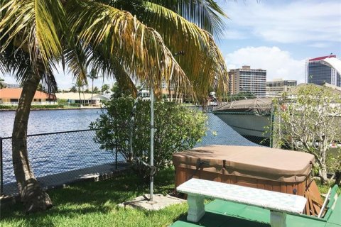 Condo in Hallandale Beach, Florida, 1 bedroom  № 2363536 - photo 14