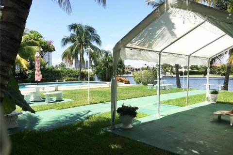 Condo in Hallandale Beach, Florida, 1 bedroom  № 2363536 - photo 16