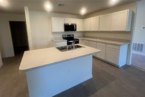 House in Port Charlotte, Florida 4 bedrooms, 198.25 sq.m. № 2104290 - photo 2