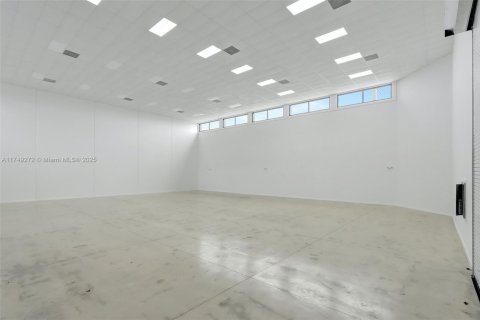 Propiedad comercial en venta en Miami, Florida № 1983255 - foto 8