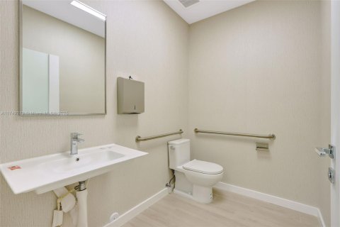 Propiedad comercial en venta en Miami, Florida № 1983255 - foto 20