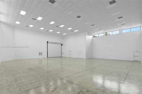 Propiedad comercial en venta en Miami, Florida № 1983255 - foto 7
