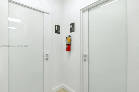 Propiedad comercial en venta en Miami, Florida № 1983255 - foto 18